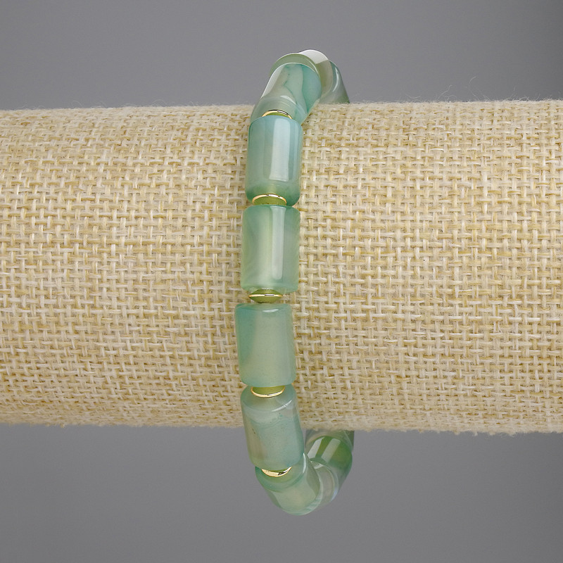 Bransoletka z agatu w cylindrycznych koralikach o średnicy 11,5×7,5 mm, długość 18 cm, elastyczna, z metalowymi wstawkami