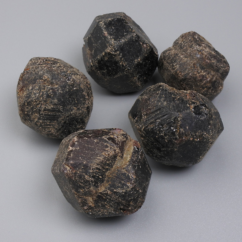 Naturalny kamień granat fasetowany bez otworu 20-26 × 20-24 mm +/- (za 100 g +/-)