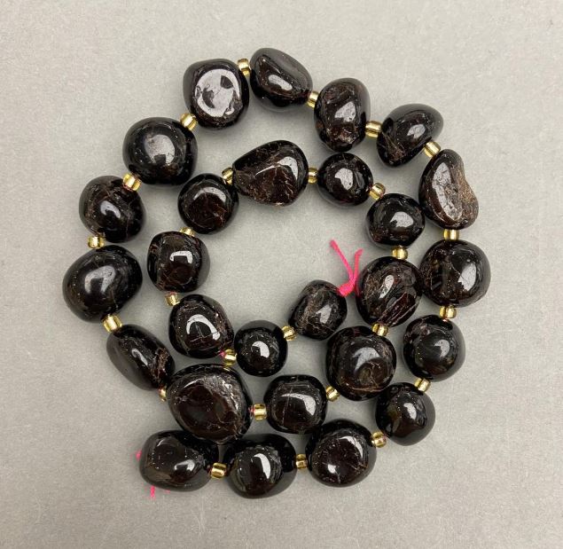 Koraliki granatu fasetowane na nitce, średnica 11–16×10–15 mm, + biser 3 mm, długość około 41 cm