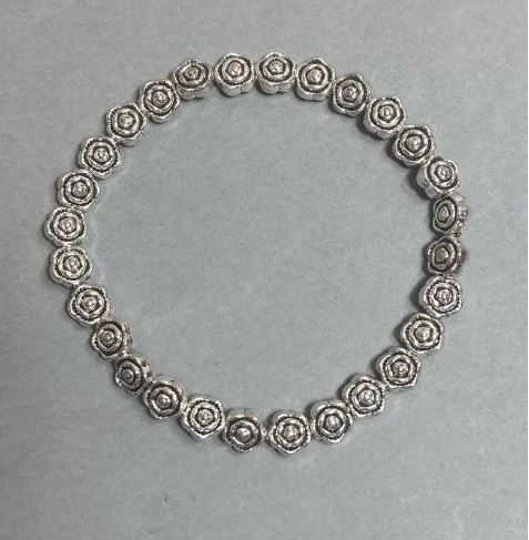Bransoletka z koralików w kształcie róży 7 mm +/- srebrzysty metal, długość 18 mm +/- na elastycznej gumce