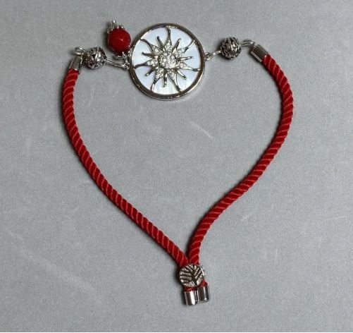 Bransoletka tekstylna, średnica 5,5 mm ±, regulowana poprzez przeciąganie, z metalową wkładką, średnica 24 mm ±, metal w kolorze srebra