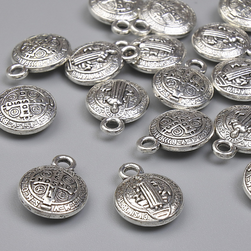 Wisiorek Świętego Benedykta, kolor metalu: srebrzysty, średnica 13×10 mm, opakowanie 20 g (~16 szt.)