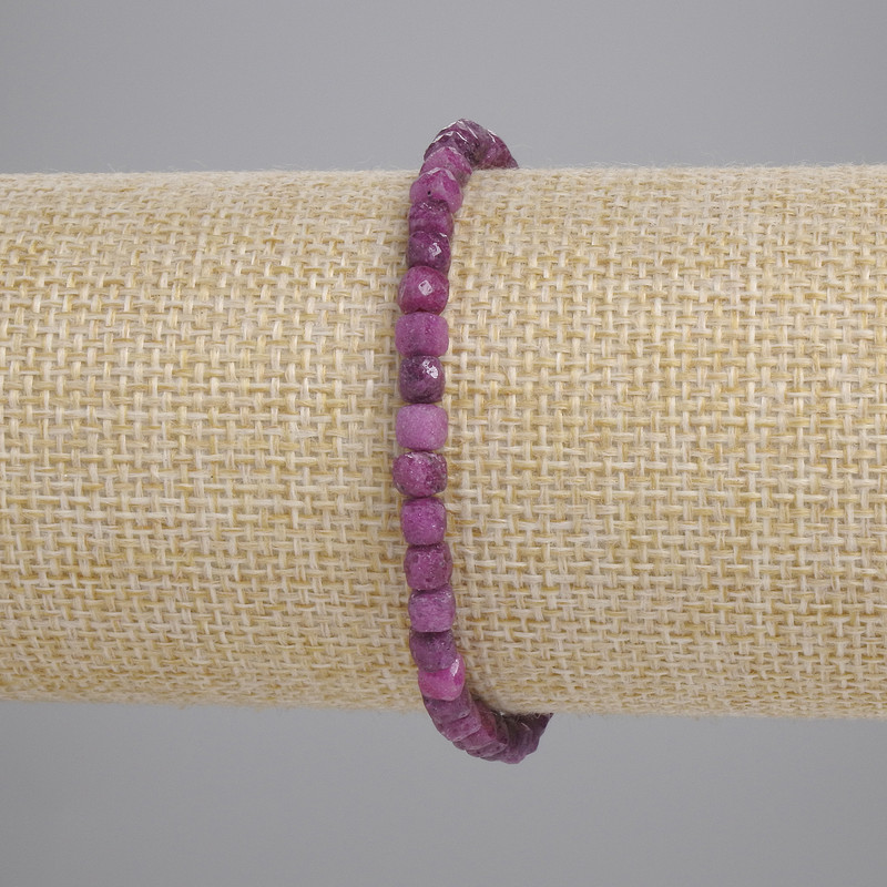 Bransoletka z rubinu fasetowanego – kostki 4×4 mm, długość 18 cm, elastyczna