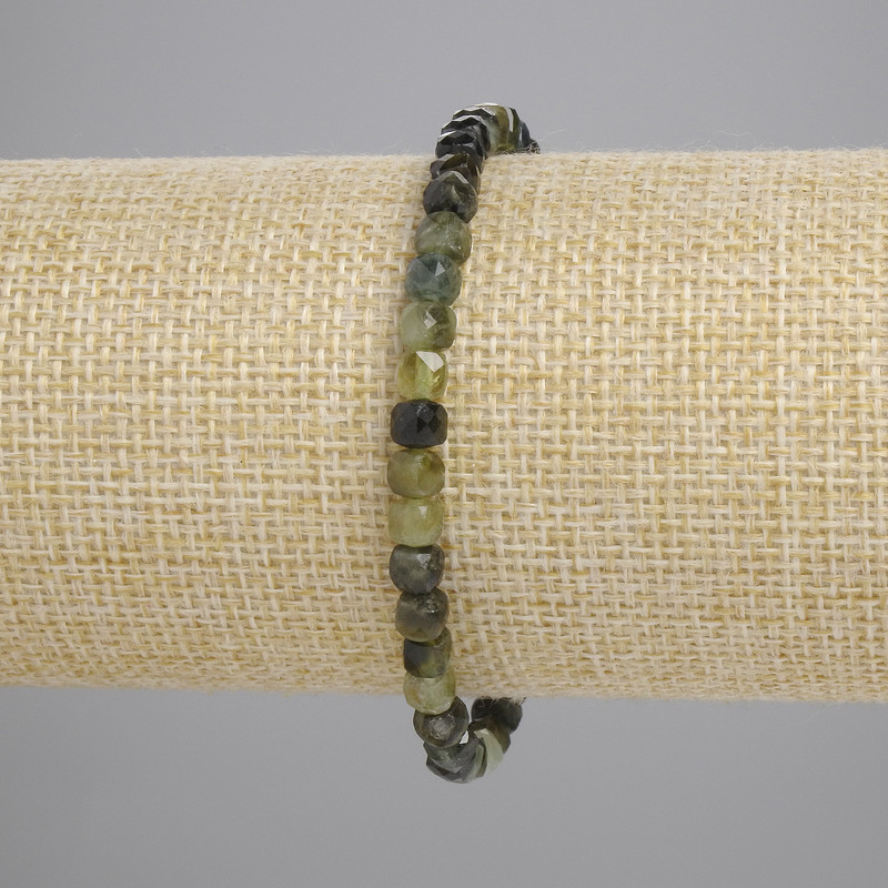 Bransoletka z zielonego turmalinu, fasetowane kostki 4×4 mm, długość około 18 cm, elastyczna