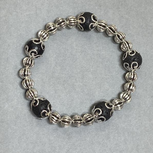 Bransoletka z lawy – gładki koralik, średnica ok. 10 mm, z metalowymi wstawkami, długość 18 cm, elastyczna