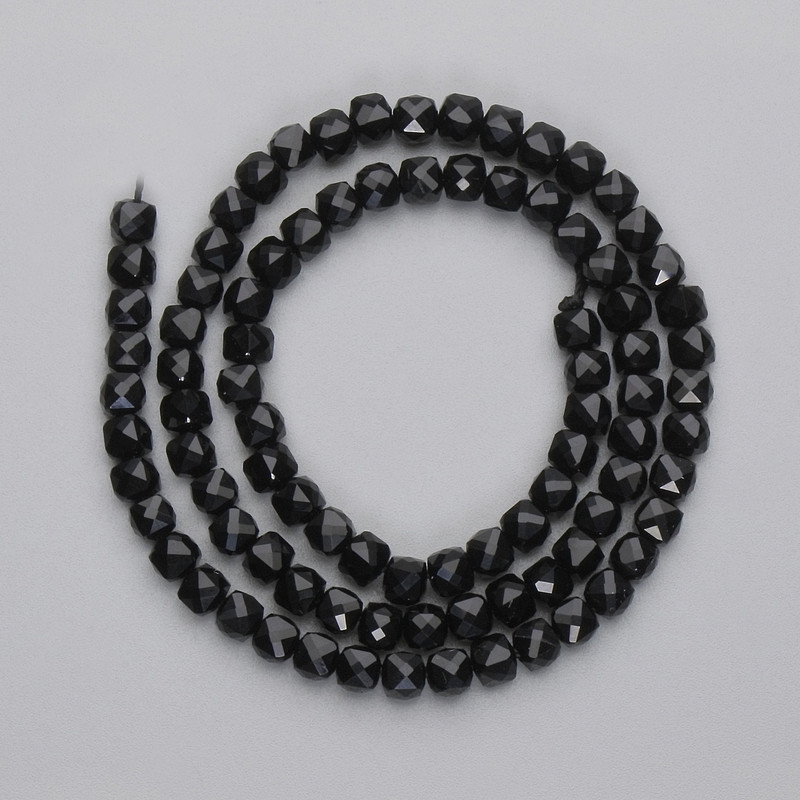 Koraliki z turmalinu w formie fasetowanych kostek, o średnicy 4×4 mm, na nitce, długość około 37 cm
