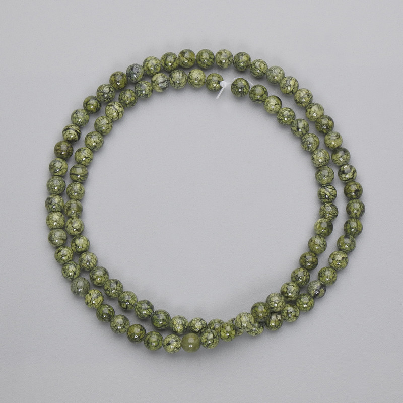 Koraliki serpentynitu – gładkie kule o średnicy 4–5 mm, nawleczone na żyłkę, długość 39 cm+