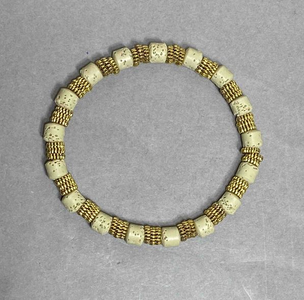 Bransoletka z lawy cylindrycznych koralików 6x6 mm z metalowymi wstawkami, długość 18 cm, elastyczna