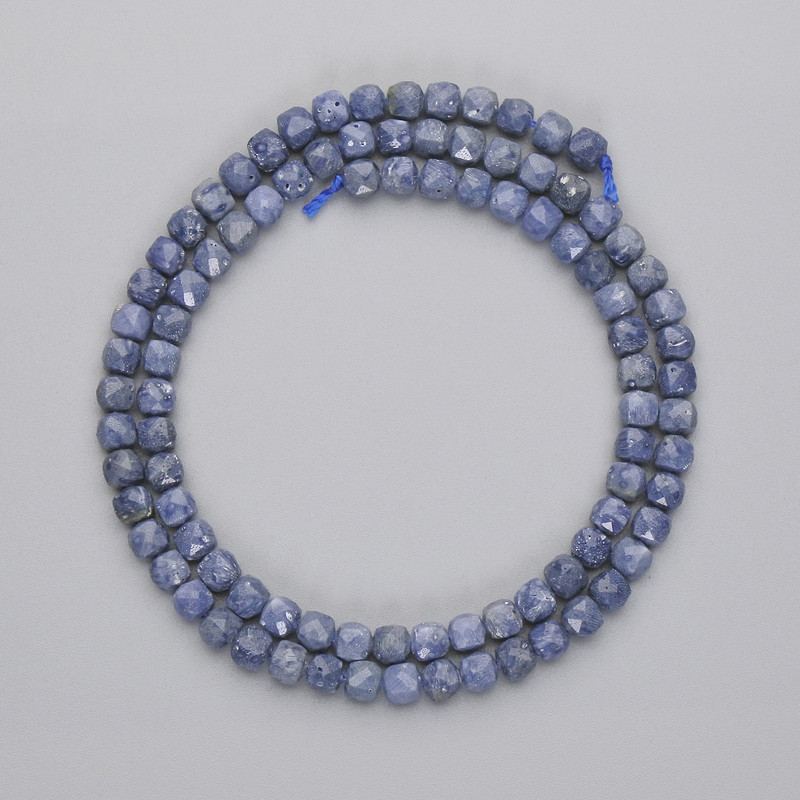 Koraliki koralu gąbczastego – fasetowane kostki, średnica 4×4 mm, długość 39 cm na żyłce