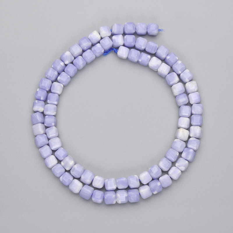 Koraliki agatowe fasetowane w kształcie kostek, średnica 4×4 mm ±, długość 38 cm ± na nitce