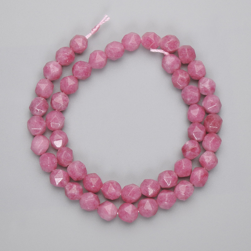 Koraliki turmalinu o wielokątnych kształtach, średnica 7,5×6,5 mm, długość około 37 cm na nici