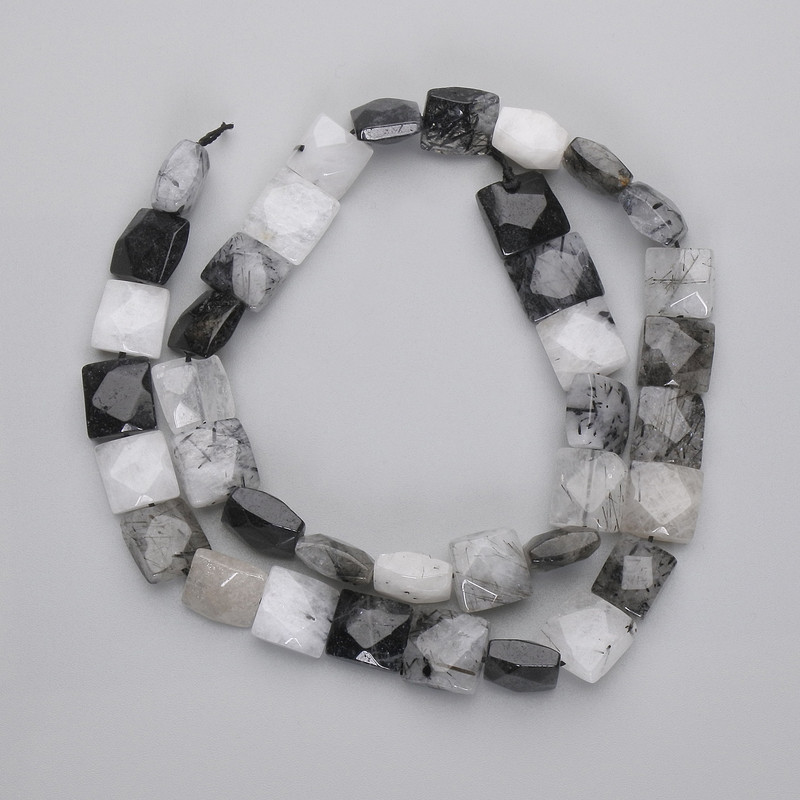 Koraliki kwarcu rutilowego włochatego, fasetowane, kwadratowe, średnica 9–10×9–10 mm, długość 39 cm na nitce