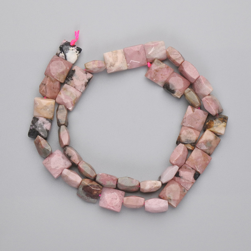 Koraliki z rodonitu, kwadratowe, szlifowane, średnica 8,5–10 mm, długość 39 cm, na nici