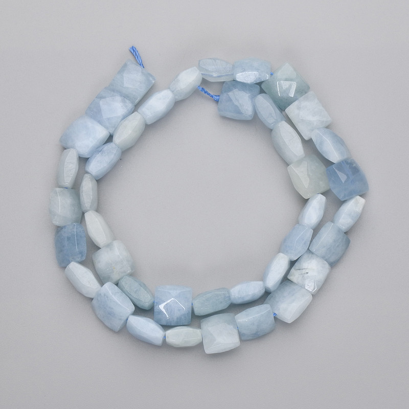 Koraliki akwamarynu fasetowane, kwadratowe, średnica 9–10×9–10 mm, długość około 39 cm, na nitce