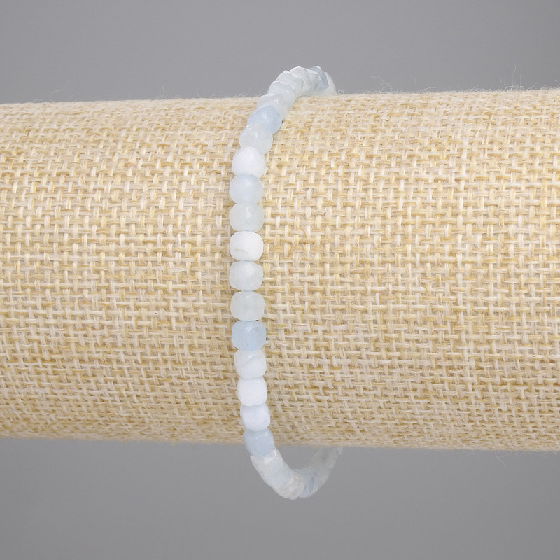 Bransoletka z fasetowanego akwamarynu, kostki 4×4 mm, długość około 18 cm, elastyczna
