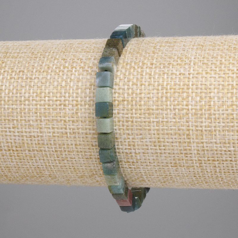 Bransoletka z agatu leśnego w kostkach, o wymiarach 4×4 mm, długość około 18 cm, elastyczna