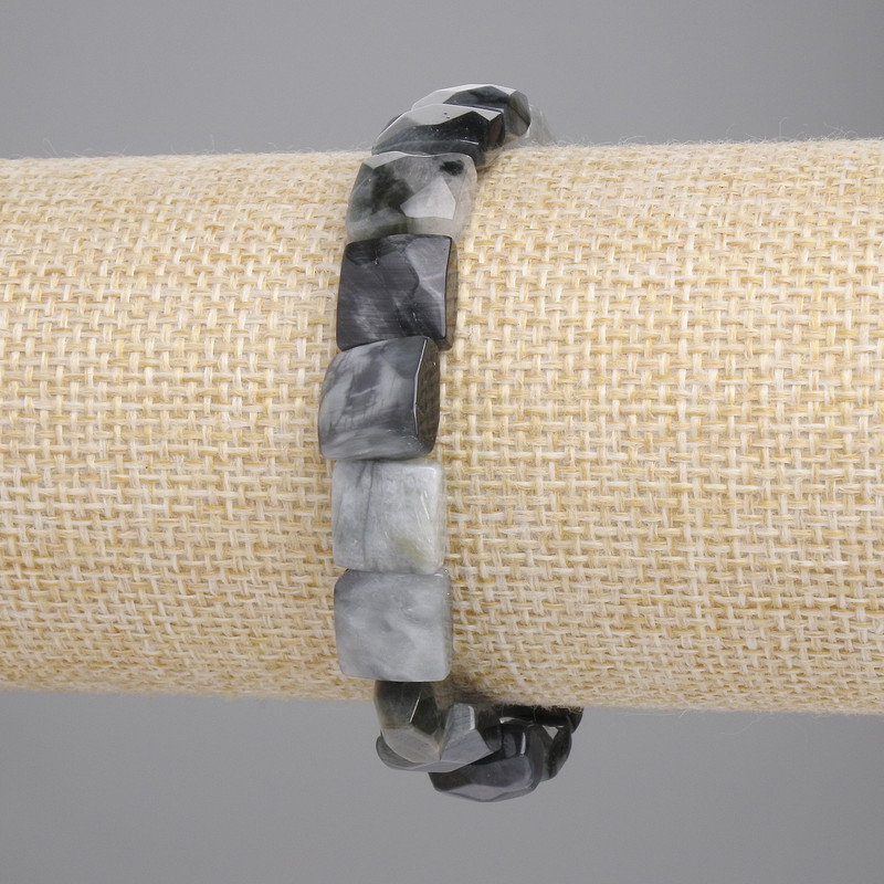 Bransoletka z sokolego oka fasetowana kwadratowa, o wymiarach 9–10 × 9–10 mm, na elastycznej bazie, długość 18 cm+