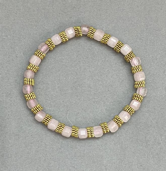 Bransoletka z różowego kwarcu, fasetowany sześcian 5 mm +- z metalowymi wstawkami, długość 18 cm +- elastyczna