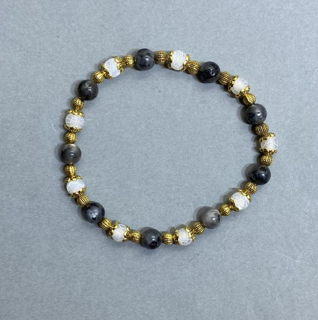 Bransoletka z mroźnego agatu i lawrykitu, gładka kulka 5,5 mm; lawrykitowa kulka 6 mm; z metalowymi wstawkami, długość 18 cm; elastyczna