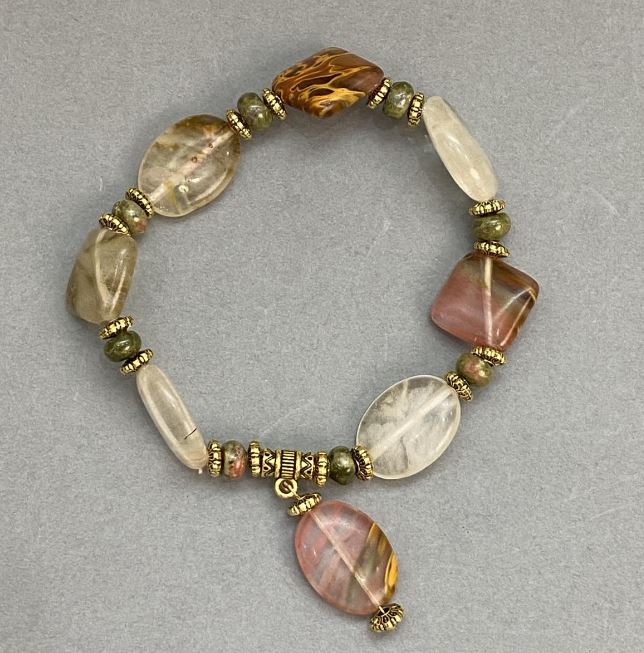 Bransoletka z chalcedonem kwadratowym, średnica 14 mm, owal 18×13 mm, rondel z jaspisu 6×3 mm, z metalowymi wstawkami, długość 18 cm, elastyczna