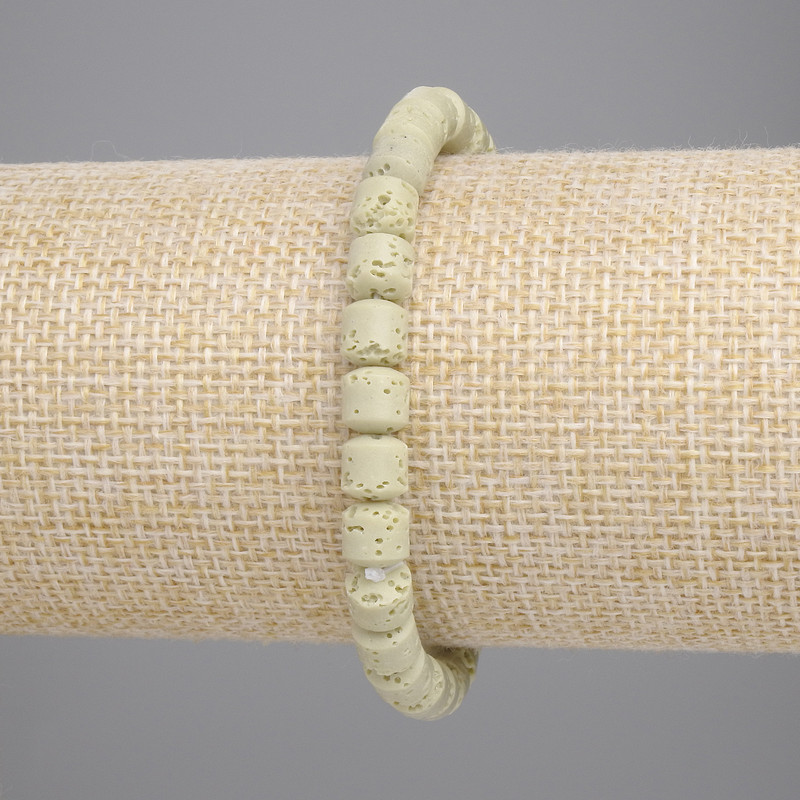 Bransoleta z limonkowej lawy wulkanicznej – cylindryczne koraliki o średnicy ok. 6×6 mm, długość ok. 18 cm, elastyczna