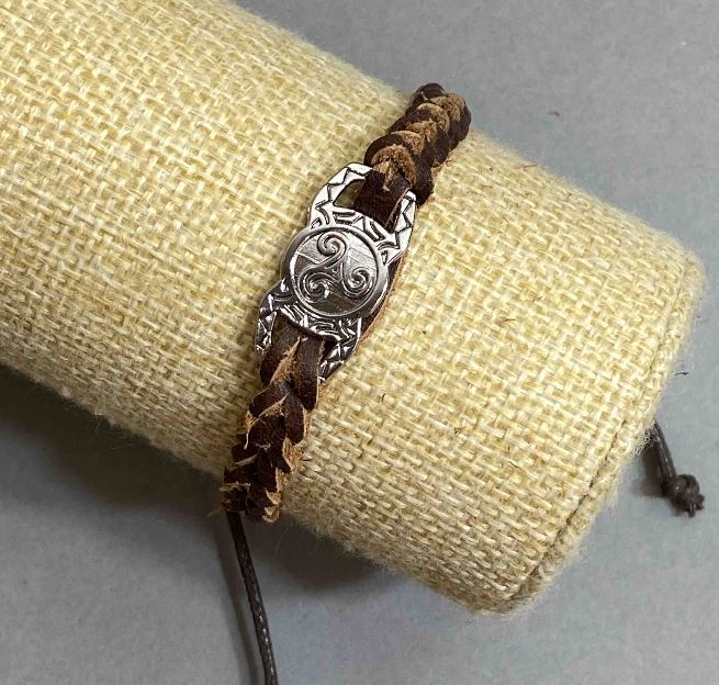 Bransoleta z metalową wkładką, grubość 10 mm, skóra ekologiczna w kolorze brązowym, długość 18–22 cm, regulowana