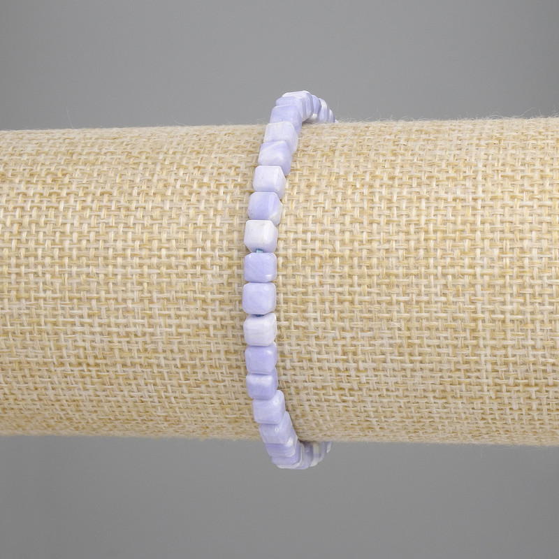 Bransoletka z błękitnego agatu, fasetowane kostki o wymiarach około 4×4 mm, długość około 18 cm, na elastycznej gumce