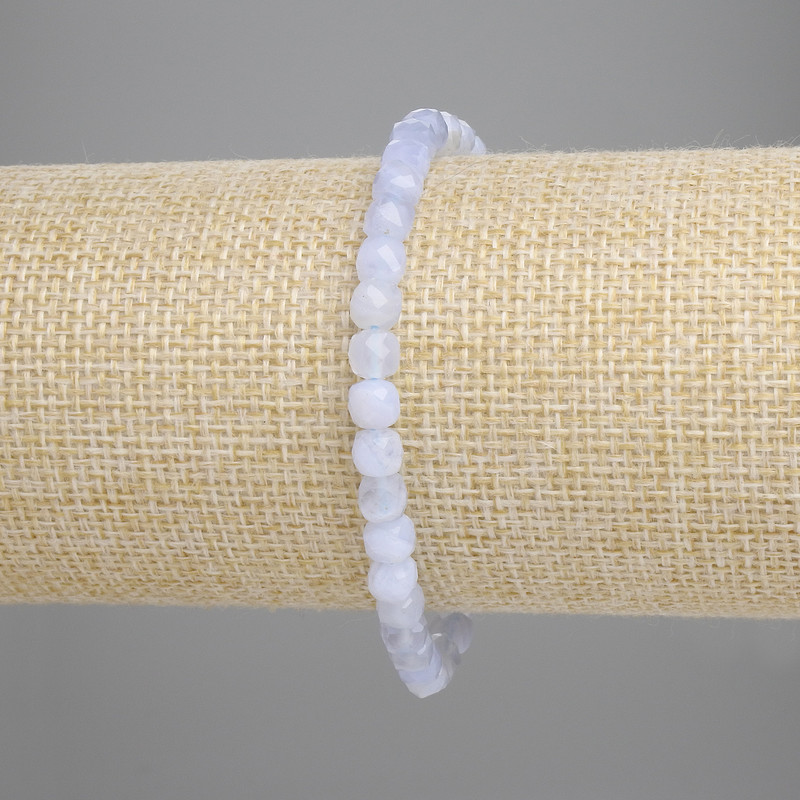 Bransoletka z błękitnego agatu, fasetowane sześciany o wymiarach 5×5 mm, długość 18 cm, elastyczna