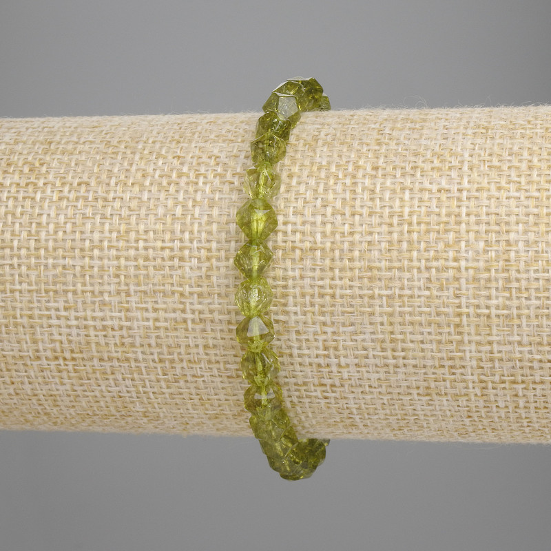 Bransoletka z chryzolitu – fasetowane kuleczki, średnica około 5 mm, długość 18 cm, elastyczna