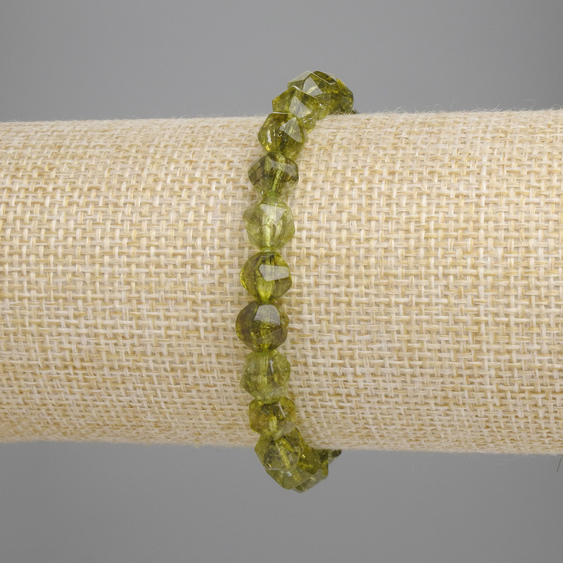 Bransoletka z chryzolitami fasetowanymi, średnica około 7,5×7,5 mm, długość 18 cm, elastyczna