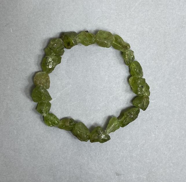 Bransoletka z surowego chryzolitu, średnica 10–14×9–10 mm, długość 18 cm, na elastycznej gumce