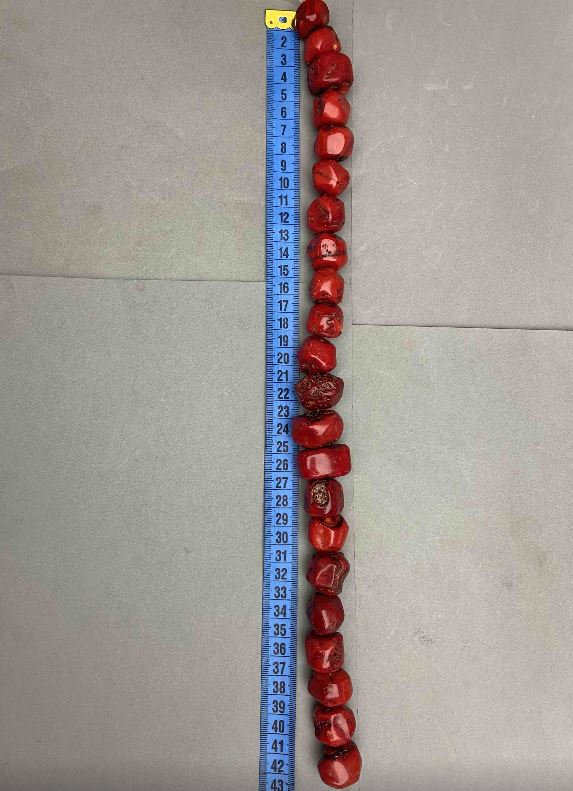 Koraliki z naturalnego koralu fasetowane o mieszanych rozmiarach, średnice mieszanki od 12–20 × 18–24 mm, waga ok. 288 g, długość 42 cm ± na żyłce