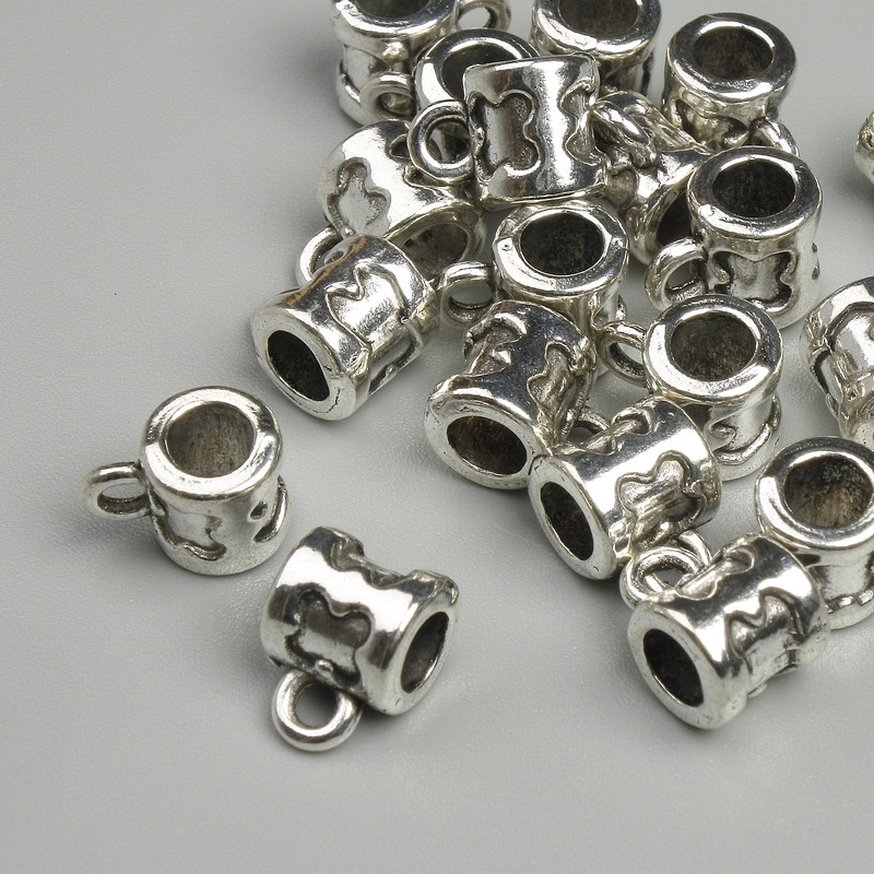 Zawieszka bale, kolor metalu srebrzysty, wymiary 6×8 mm, otwory 2,2 mm i 4 mm, opakowanie 19 szt.