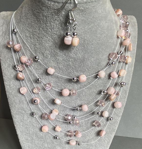 Zestaw kolczyków i naszyjnika „Na strunach duszy” z perłowymi koralikami, średnica 7 mm, 7,5×5,5 mm, długość 45–50 cm