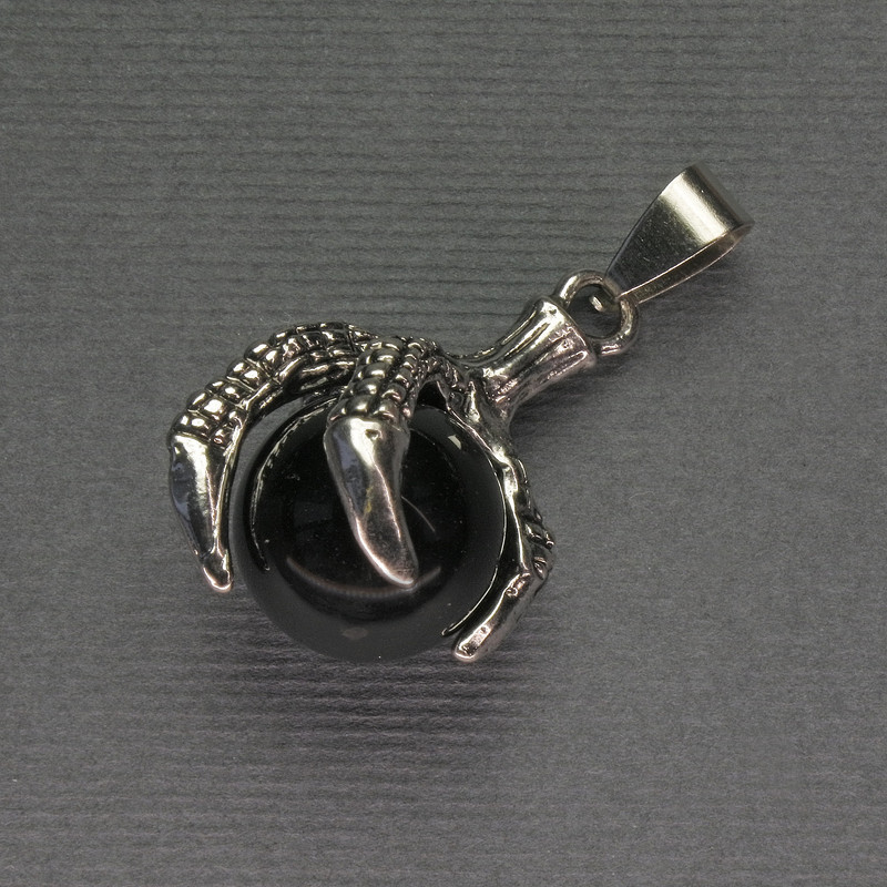 Wisiorek z agatu – Łapa z kulą 18×37 mm ± metal srebrzysty