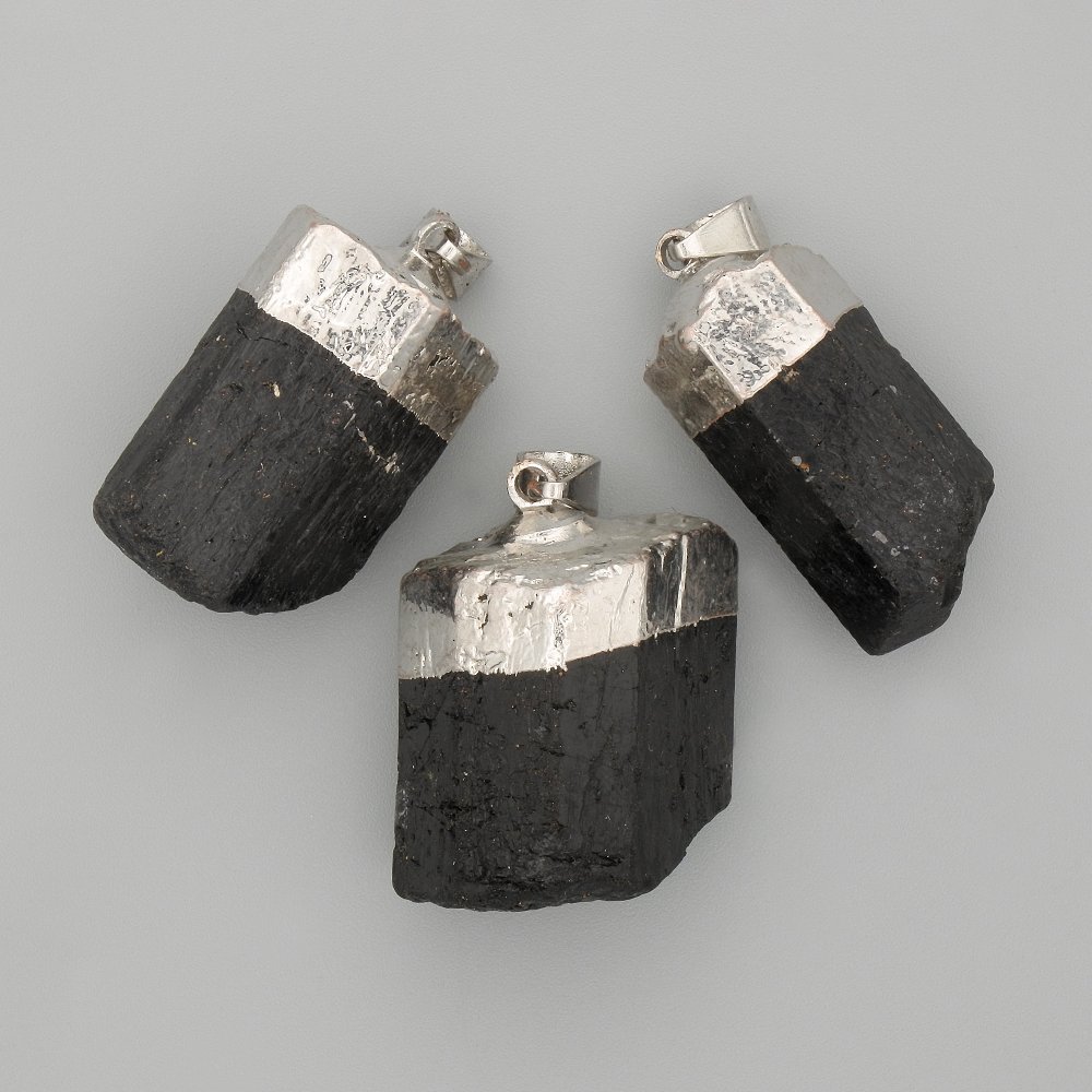 Wisiorek z nieoszlifowanego turmalinu, kamień o średnicy około 28x18 mm, długość około 45 mm