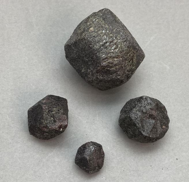 Granat naturalny surowy kamień, średnice 12-35×10-30×10-30 mm ± (asortyment rozmiarów) (Cena za 100 g)