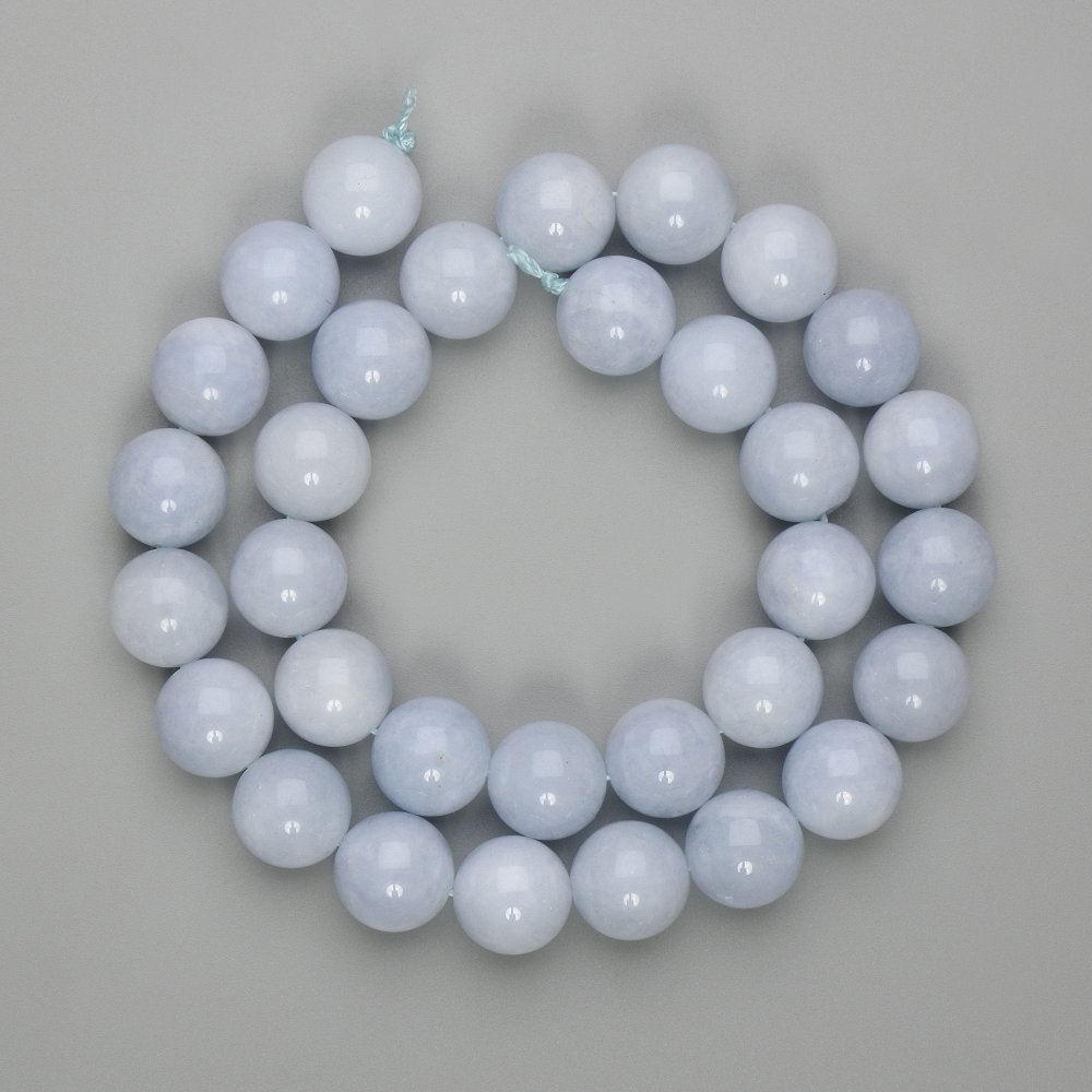 Koraliki z akwamaryny, gładkie kuleczki o średnicy około 12 mm, długość około 39 cm, na nici