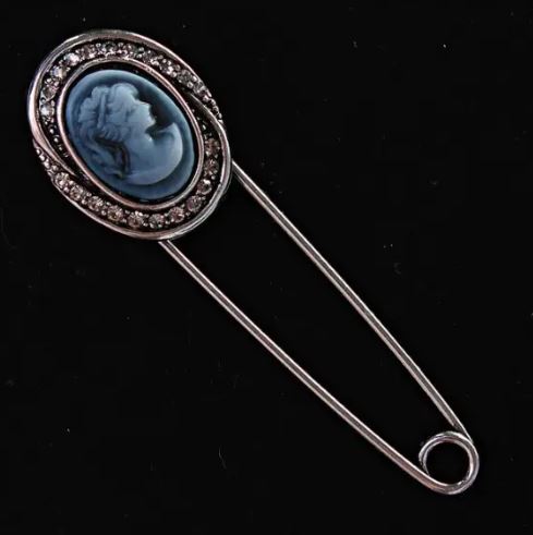 Broszka-kamea z szarymi cyrkoniami, metal srebrzysty 20x72 mm