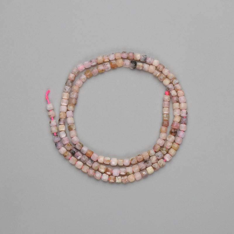 Koraliki rodonitu fasetowane w kształcie sześcianu 3×3 mm, długość około 39 cm, na nitce