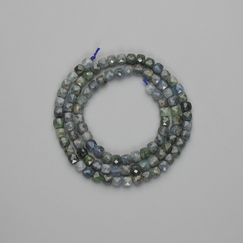 Koraliki z szafiru fasetowane kostki 4×4 mm±, długość 39 cm± na nitce