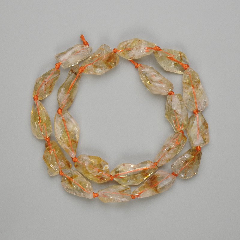 Koraliki cytrynowe fasetowane 11–15×6–8 mm, długość około 39 cm, na nitce