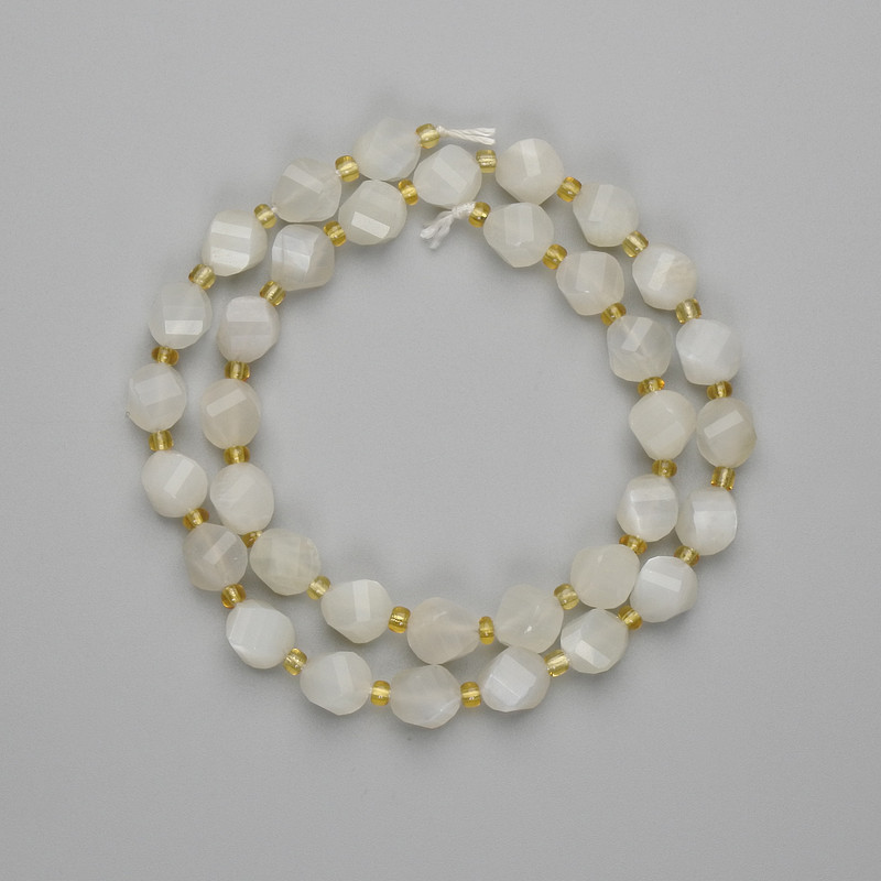 Koraliki z białomorytu fasetowane romby 8×7 mm +/-, koraliki 3 mm +/-, długość 36 cm +/- na nitce