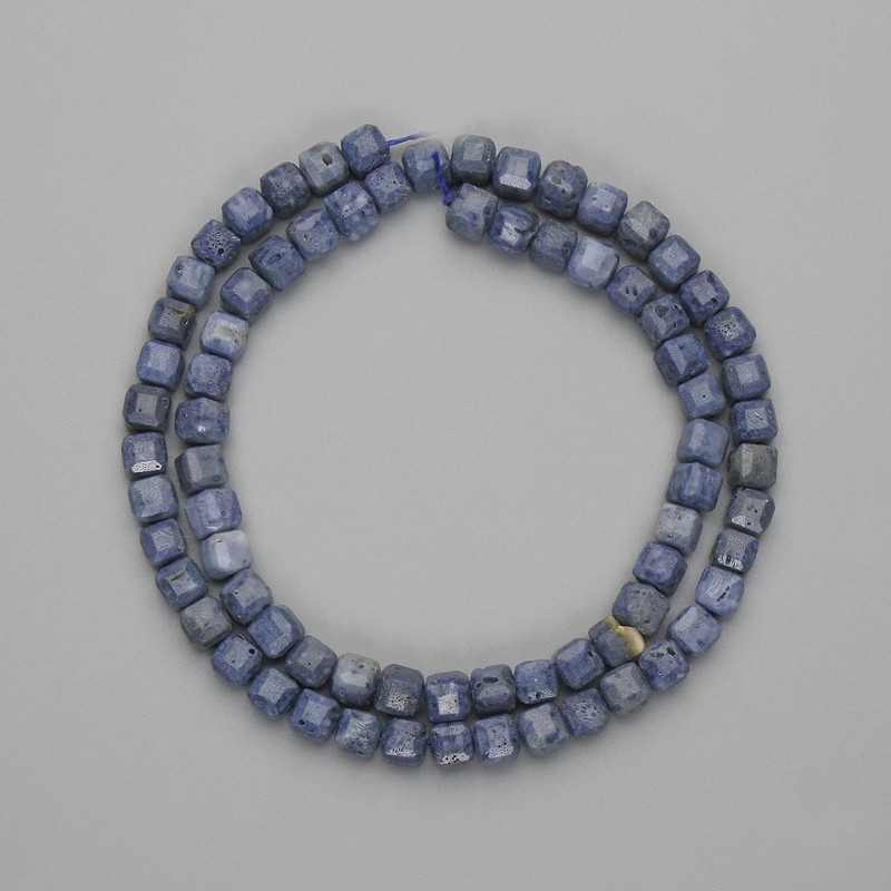 Koraliki porowatego koralu fasetowane kostki 5×5 mm, długość ok. 37 cm, na nici