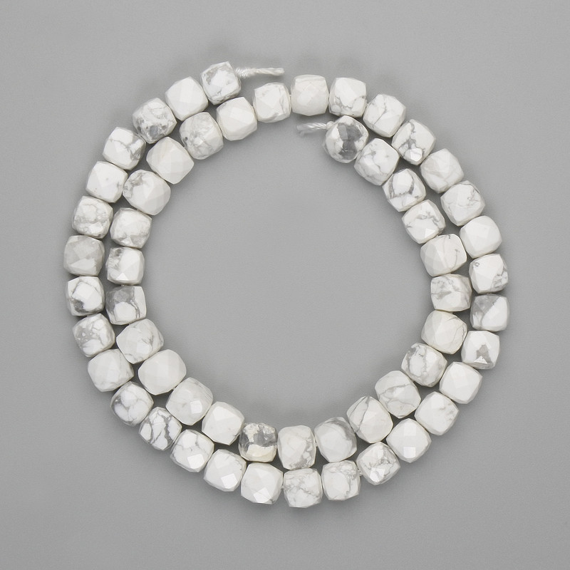 Koraliki z chalcedonu w fasetowanych sześcianach 7×7 mm, długość około 39 cm, na nici