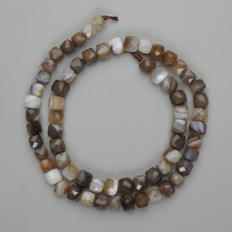 Koraliki agatowe w formie szlifowanego sześcianu 6×6 mm, długość około 39 cm, na nitce