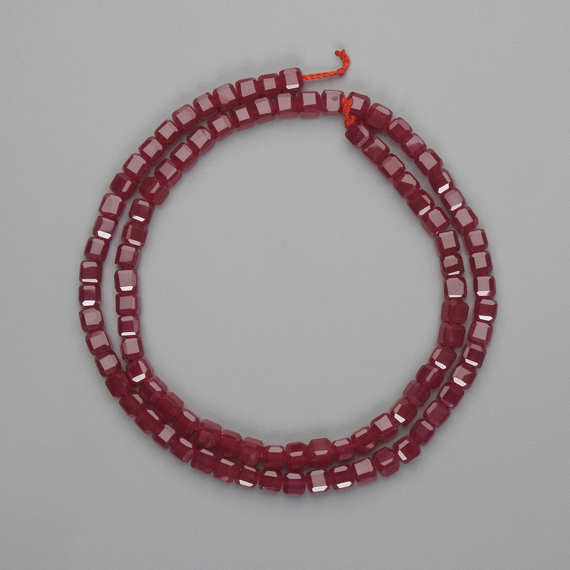 Koraliki turmalinu fasetowane kostki 4x4 mm, długość około 38 cm, na nici