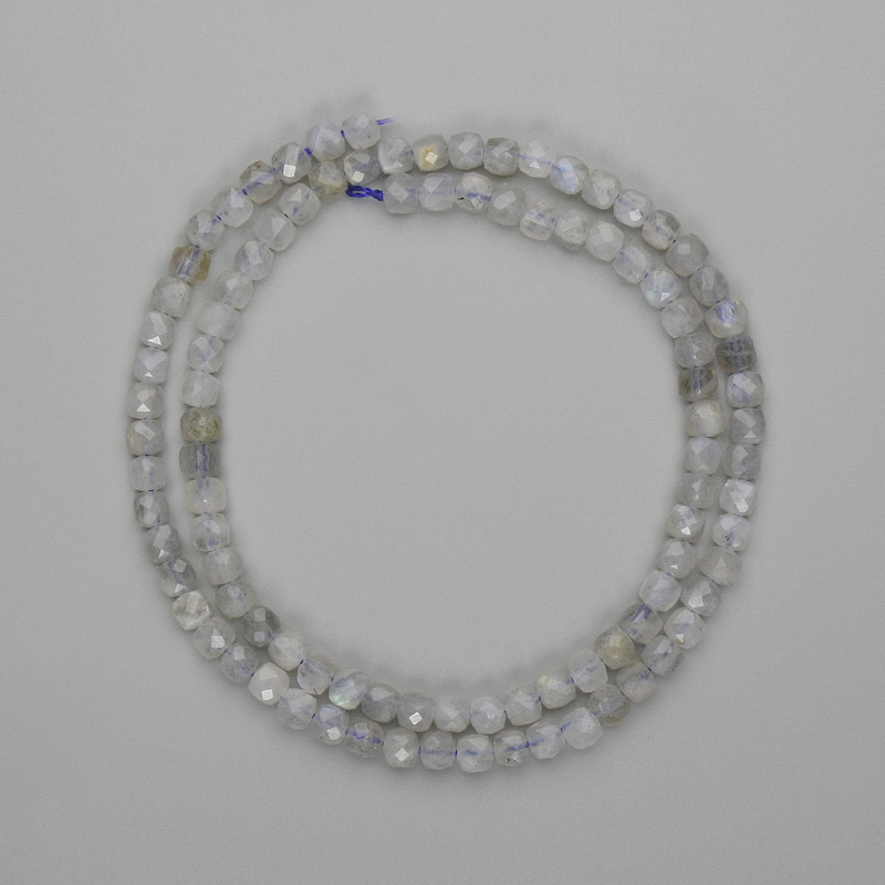 Koraliki labradoryt fasetowane sześcian 4×4 mm, długość ok. 39 cm, na nici