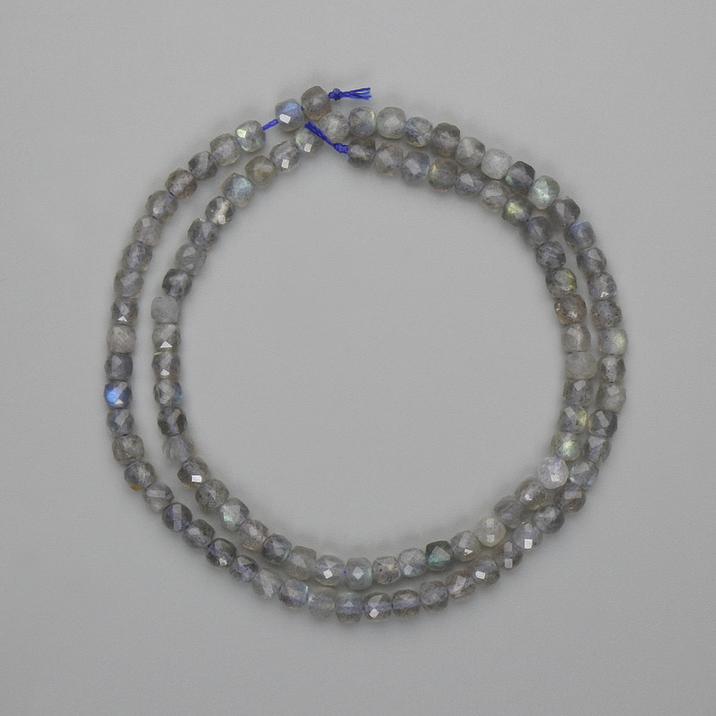 Koraliki labradorytu fasetowane, kostki 4×4 mm, długość około 39 cm, na nitce