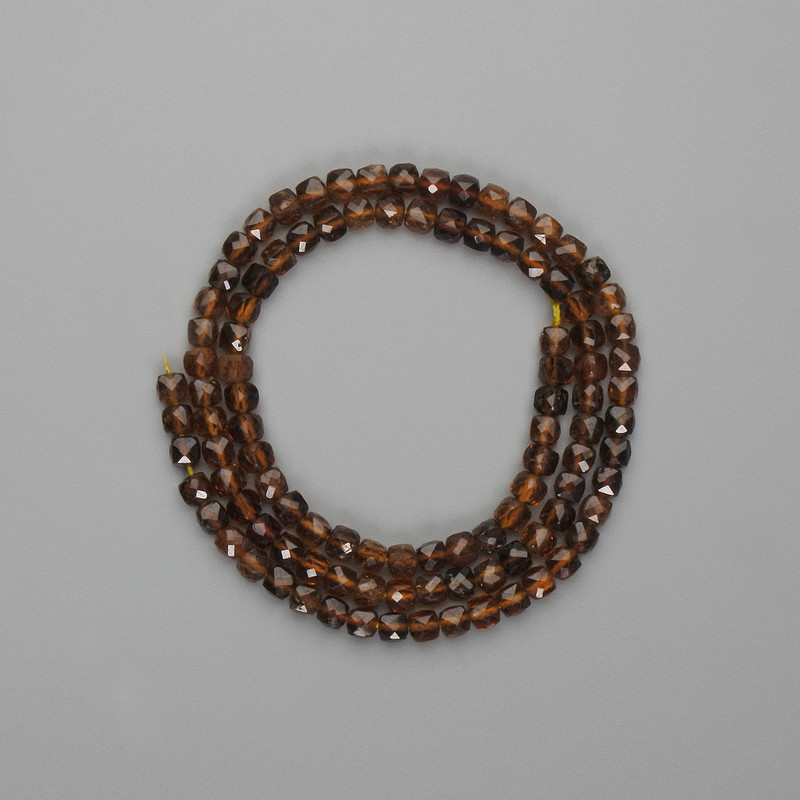 Koraliki hessonit, szlifowany sześcian 4 mm, długość około 39 cm, na nitce